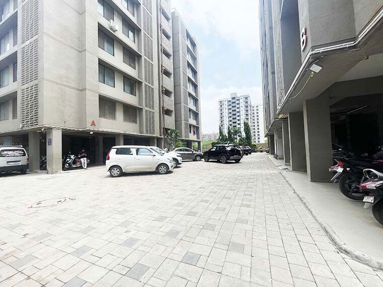  Parking, lambha gam 3 Bedroom 158 Sq.Yd. Apartment In Lambha Gam Ahmedabad 10573224
