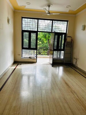 Room in 3 BHK Apartment at Mahagun Moderne, Sector 78 – for Rent