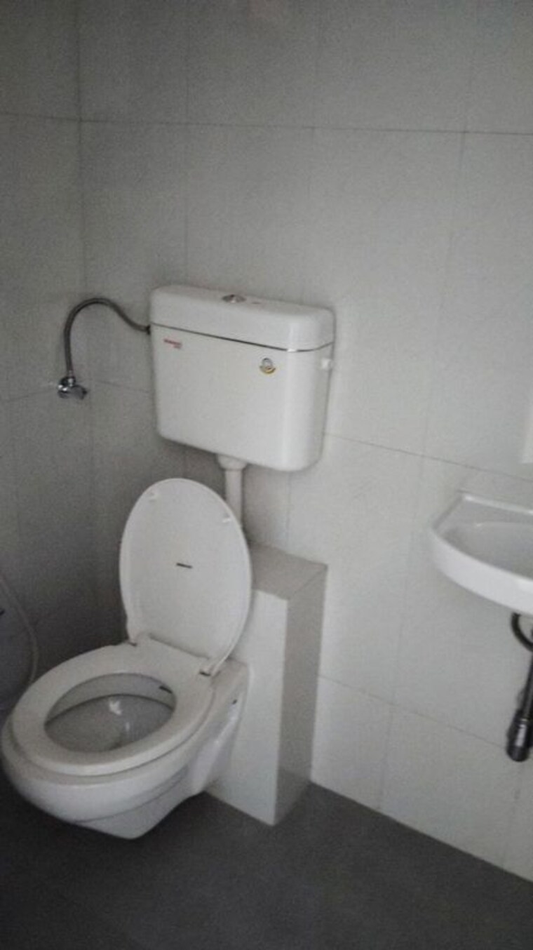 Bathroom, karwa-kairali 2 Bedroom 650 Sq.Ft. Apartment In Goregaon West Mumbai 10573283