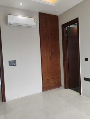 Room in 4 BHK Builder Floor at Sector 17 Dwarka – for Rent