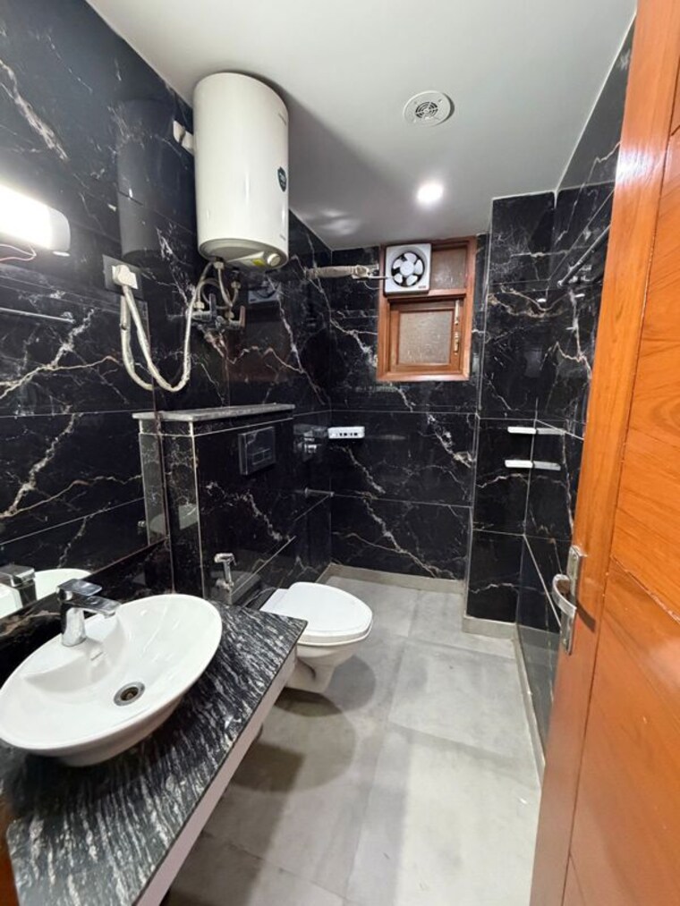 Bathroom, freedom fighters enclave 2 Bedroom 850 Sq.Ft. Independent House In Freedom Fighters Enclave Delhi 10573475