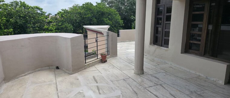 Balcony, sector 18 3 Bedroom 9000 Sq.Ft. Independent House In Sector 18 Chandigarh 10566021