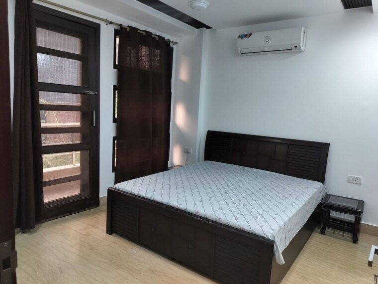 Bedroom, shivalik colony 3 Bedroom 200 Sq.Yd. Builder Floor In Shivalik Colony Delhi 10573487