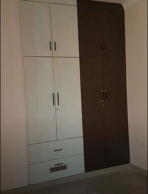 Furnished Amenities in 3 BHK Apartment at Eldeco Elegante, Vibhuti Khand – for Rent