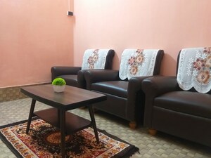 Living Room in 1.5 BHK Builder Floor at Park Circus – for Rent