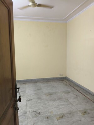 Room in 1 BHK Builder Floor at Sector 52 – for Rent