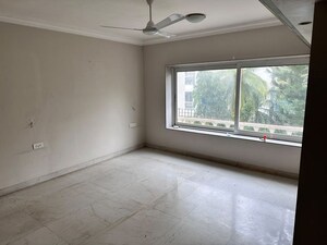 Room in 3 BHK Apartment at Bandra West – for Rent