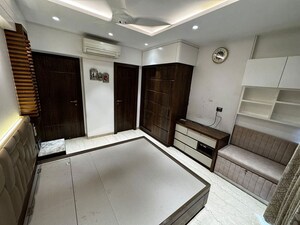 Master Bedroom in 3 BHK Apartment at Santacruz West – for Rent