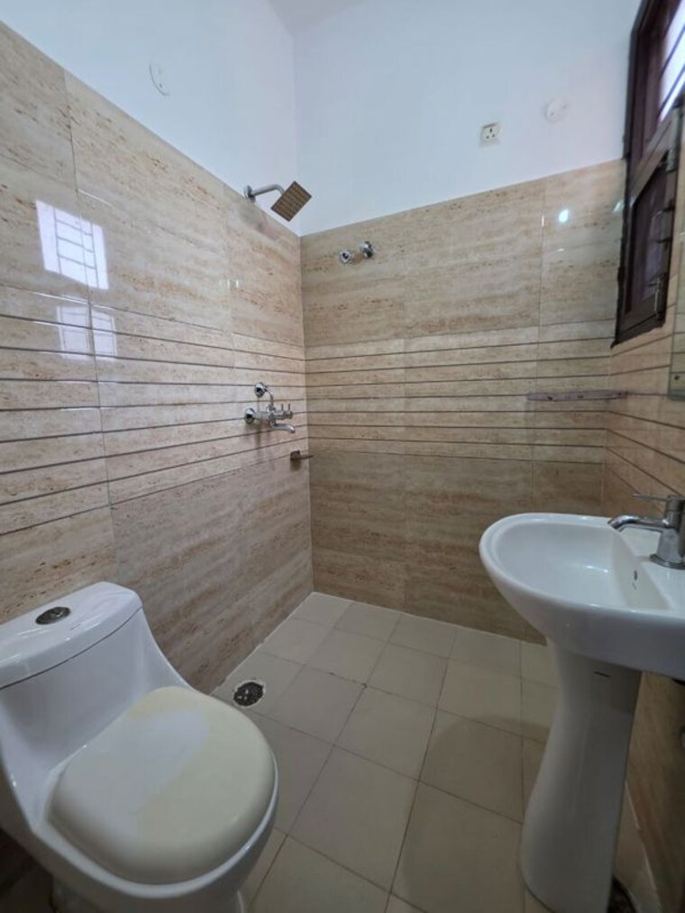 Bathroom, pir machalla 3 Bedroom 1150 Sq.Ft. Builder Floor In Pir Machalla Zirakpur 10573690