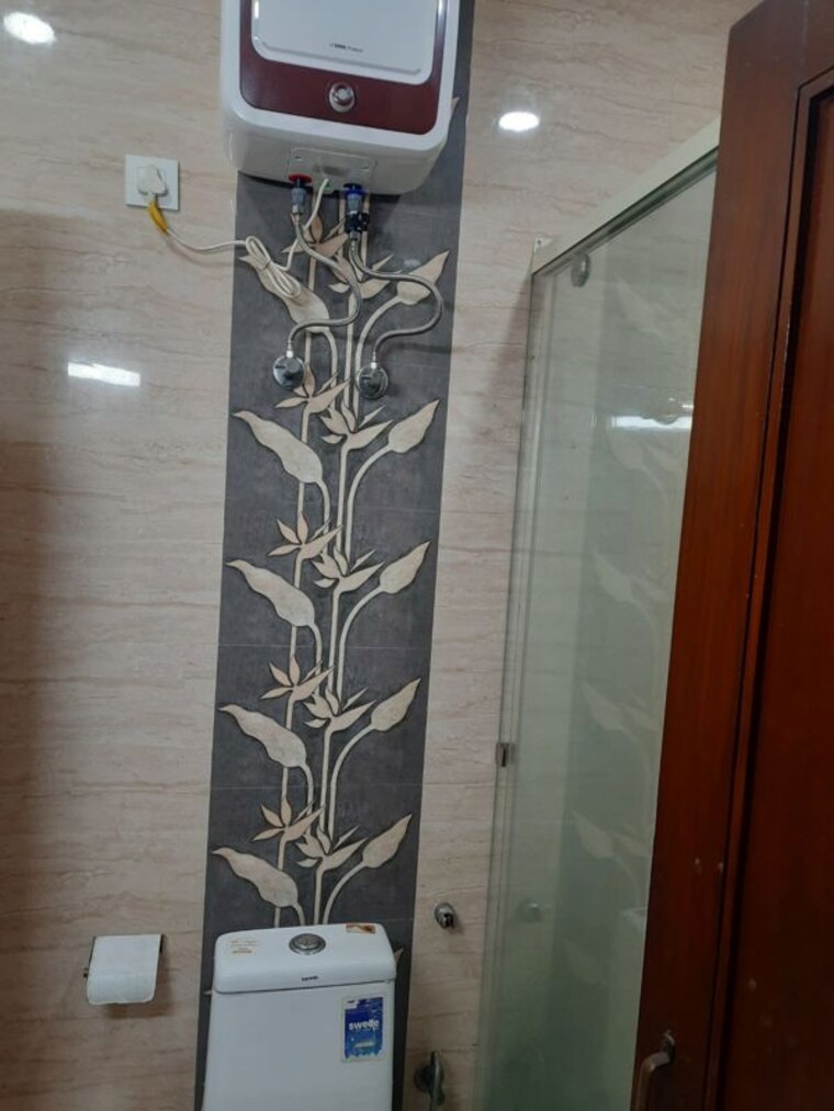 Bathroom, chittaranjan park 3 Bedroom 1200 Sq.Ft. Builder Floor In Chittaranjan Park Delhi 10573949