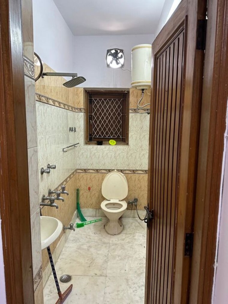 Bathroom, kalkaji 1 Bedroom 800 Sq.Ft. Builder Floor In Kalkaji Delhi 10573972