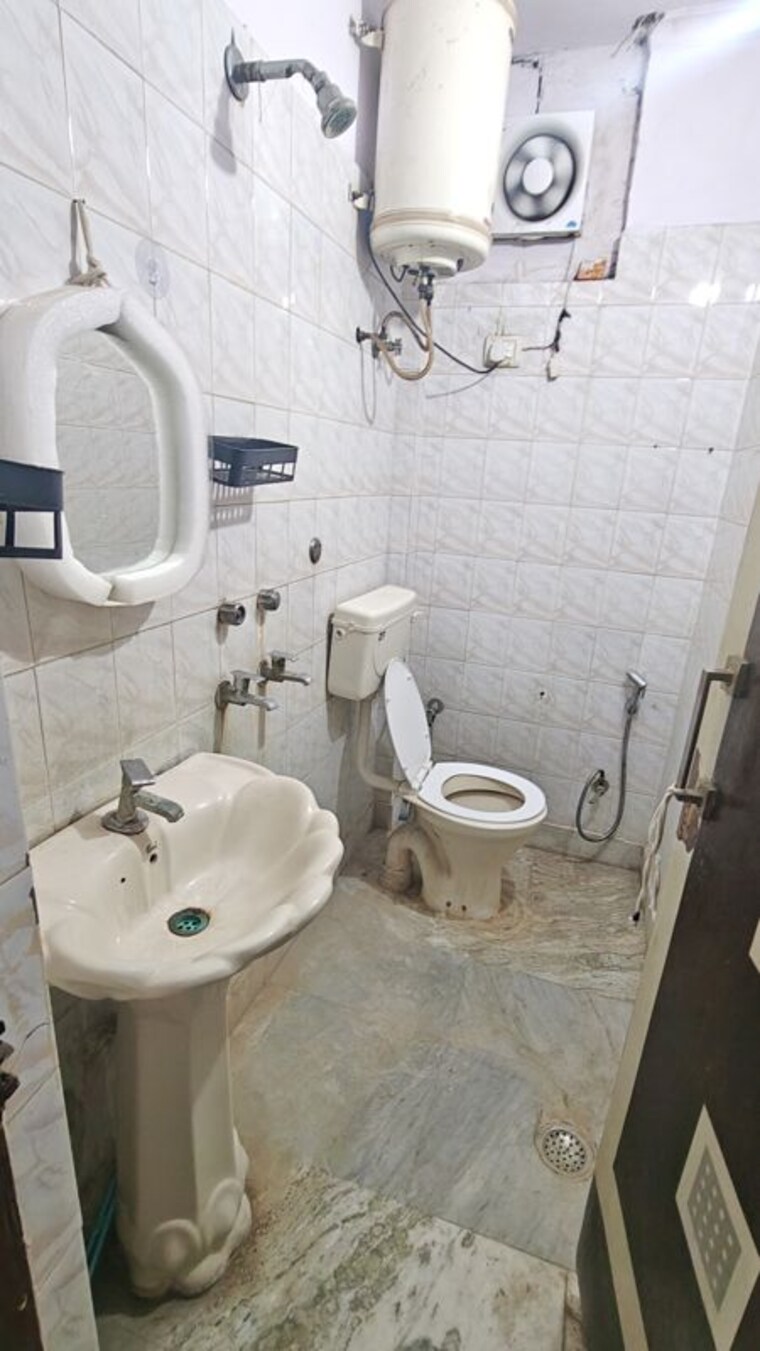 Bathroom, malviya nagar 2 Bedroom 700 Sq.Ft. Builder Floor In Malviya Nagar Delhi 10573990