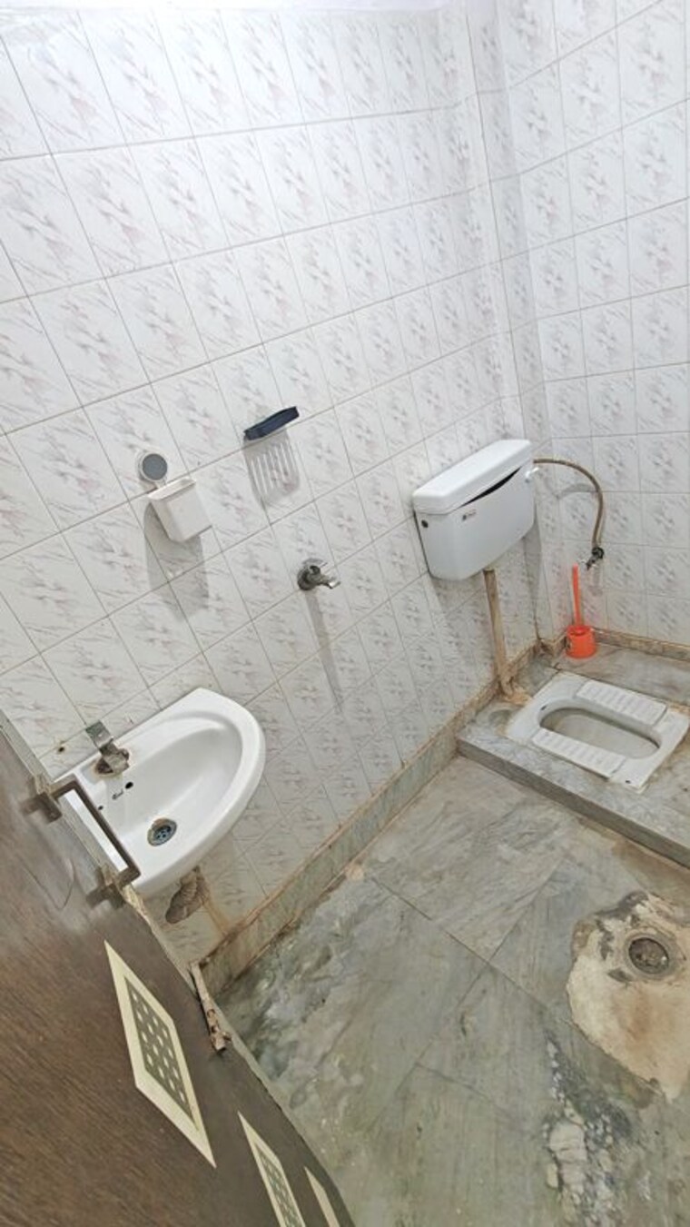 Bathroom, malviya nagar 2 Bedroom 700 Sq.Ft. Builder Floor In Malviya Nagar Delhi 10573990