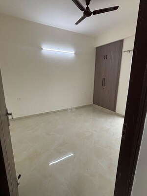 Room in 3.5 BHK Apartment at Trident Embassy Reso, Sector 1 Greater Noida – for Rent