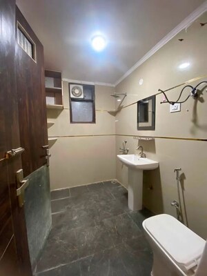 Team Area in 3 BHK Apartment at Chattarpur – for Rent