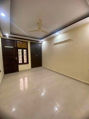 Room in 3 BHK Apartment at Chattarpur – for Rent