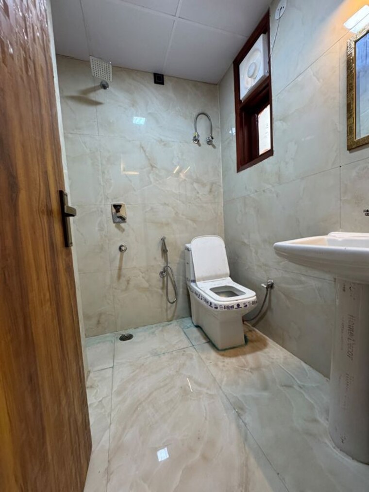 Bathroom, chattarpur 2 Bedroom 1000 Sq.Ft. Builder Floor In Chattarpur Delhi 10574033