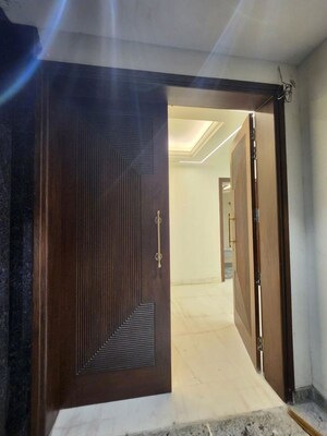 Building Lobby in 3 BHK Builder Floor at Sector 57 – for Rent