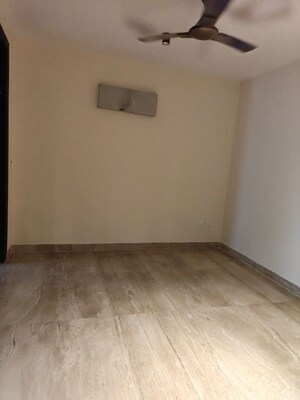 Room in 3 BHK Builder Floor at Sector 55 – for Rent