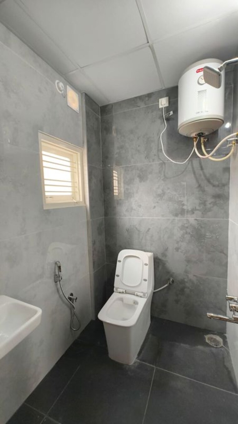 Bathroom, defence colony 2 Bedroom 1000 Sq.Ft. Apartment In Defence Colony Bangalore 10574115