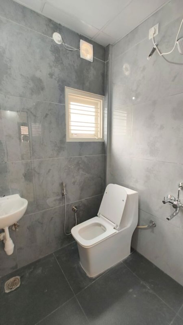 Bathroom, defence colony 2 Bedroom 1000 Sq.Ft. Apartment In Defence Colony Bangalore 10574115