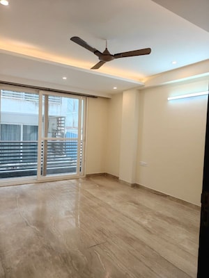 Room in 2 BHK Builder Floor at Sector 52 – for Rent