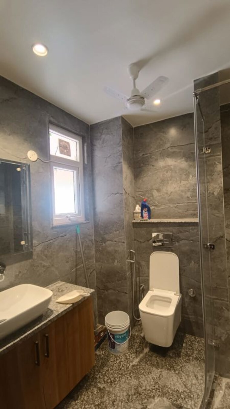 Bathroom, shanti kunj 3 Bedroom 250 Sq.Yd. Builder Floor In Shanti Kunj Delhi 10571348