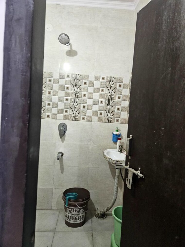 Bathroom, sarita vihar 1 Bedroom 400 Sq.Ft. Independent House In Sarita Vihar Delhi 10574216