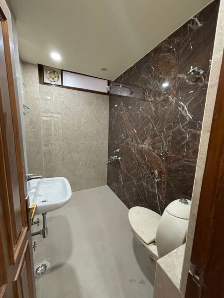 Bathroom, vasant kunj 3 Bedroom 2500 Sq.Ft. Apartment In Vasant Kunj Delhi 10574241