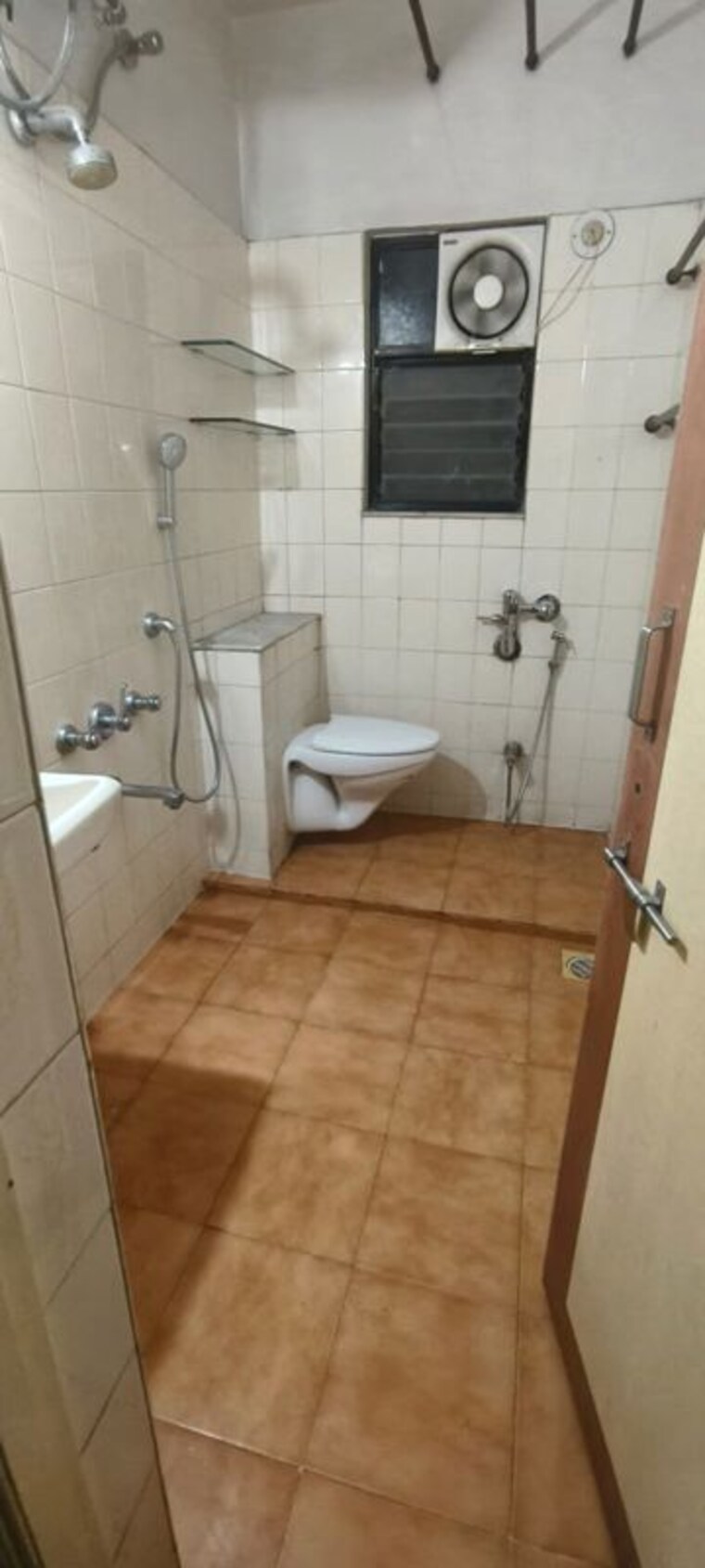 Bathroom, model colony 2 Bedroom 950 Sq.Ft. Apartment In Model Colony Pune 10574267