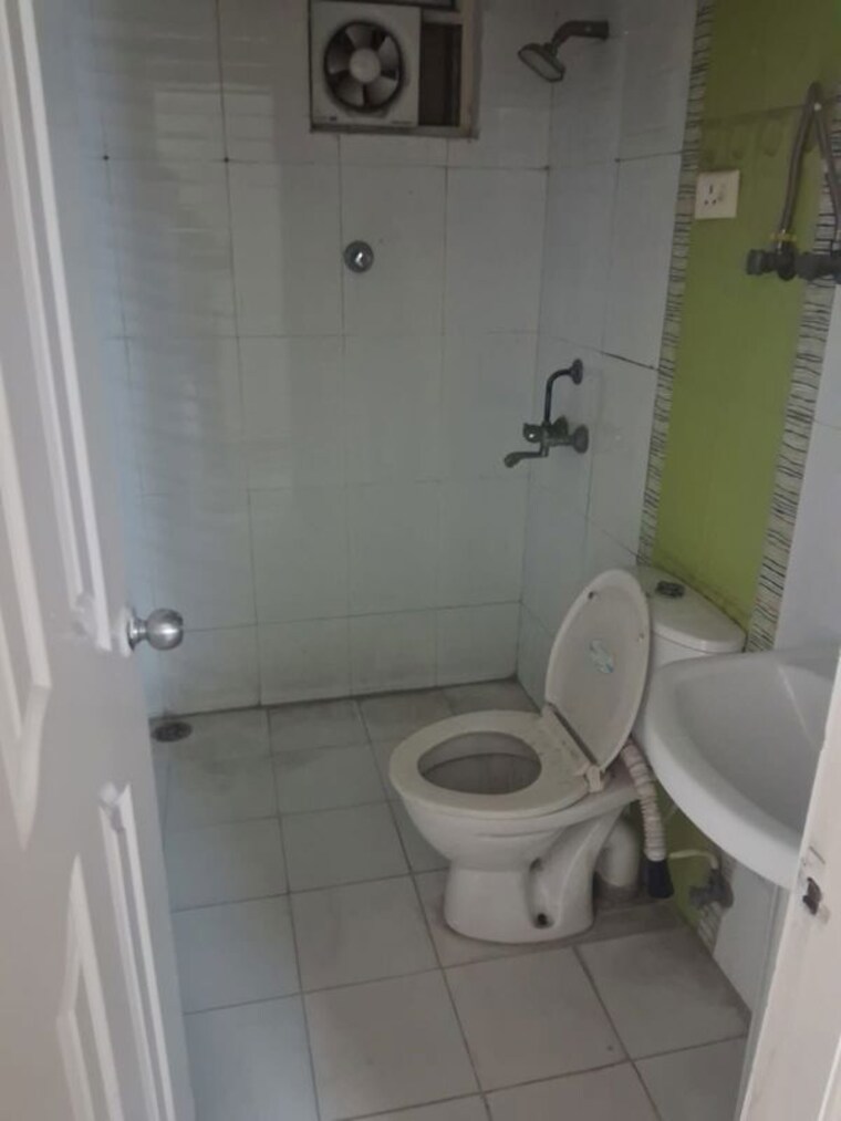 Bathroom, svp-gulmohur-greens 3 Bedroom 1900 Sq.Ft. Apartment In Mohan Nagar Ghaziabad 10574291