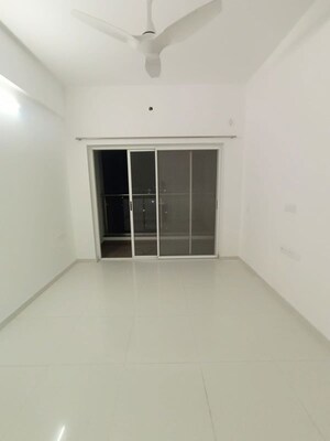 Room in 2 BHK Apartment at Runwal The Central Park, Chinchwad – for Rent