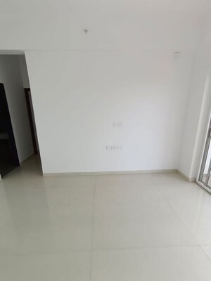 Room in 3 BHK Apartment at Runwal The Central Park, Chinchwad – for Rent