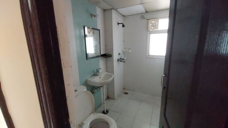 Bathroom, saviour-park 3.5 Bedroom 1800 Sq.Ft. Apartment In Mohan Nagar Ghaziabad 10574337