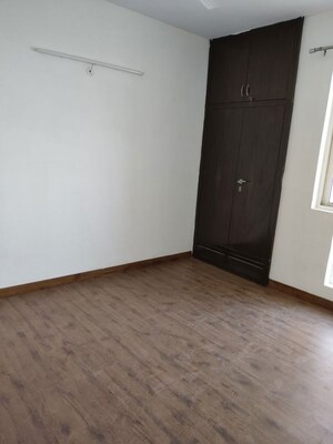 Room in 3 BHK Apartment at Jaypee Kensington Heights, Sector 133 – for Rent