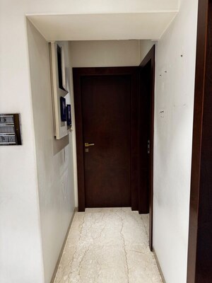 Room in 3 BHK Apartment at Santacruz West – for Rent
