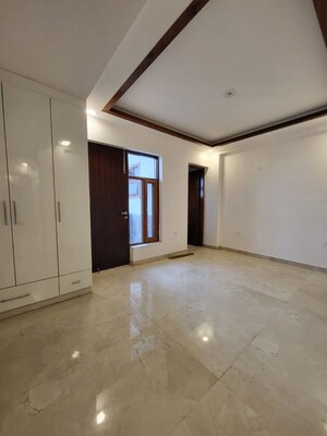 Room in 3 BHK Builder Floor at Green Fields Colony – for Rent