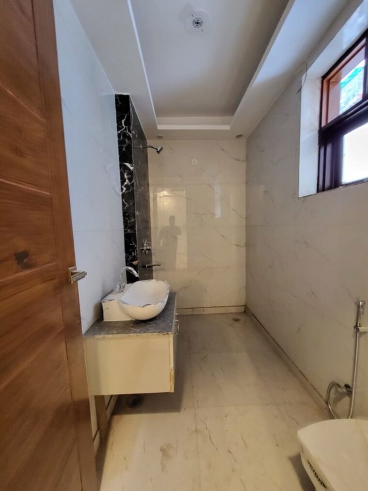 Bathroom, green fields colony 3 Bedroom 1800 Sq.Ft. Builder Floor In Green Fields Colony Faridabad 10574584
