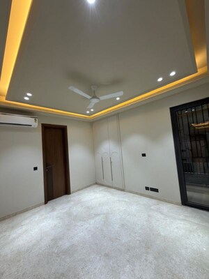 Room in 4 BHK Builder Floor at Naraina – for Rent