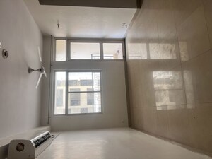 Room in 3 BHK Apartment at Gomti Nagar – for Sale