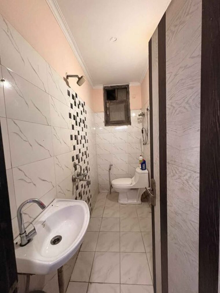 Bathroom, chattarpur 1 Bedroom 450 Sq.Ft. Builder Floor In Chattarpur Delhi 10572267