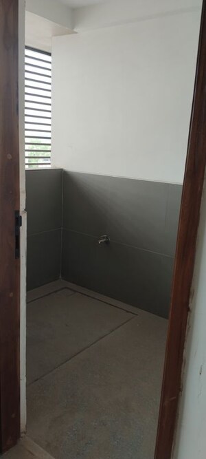 Room in 4 BHK Apartment at Chavda Manali Apartments, Panjrapole – for Sale
