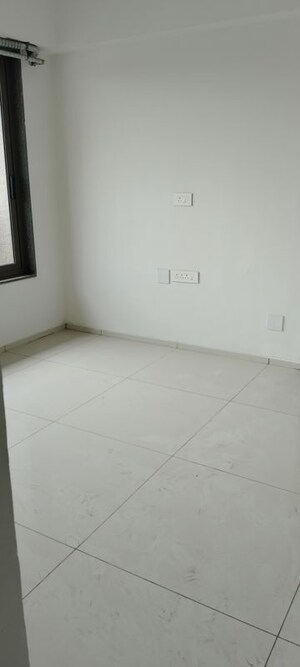 Room in 4 BHK Apartment at Chavda Manali Apartments, Panjrapole – for Sale