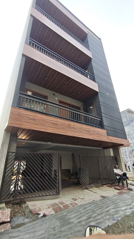 3 BHK + Servant Room 180 Sq.Yd. Builder Floor in Amolik Aster Woods