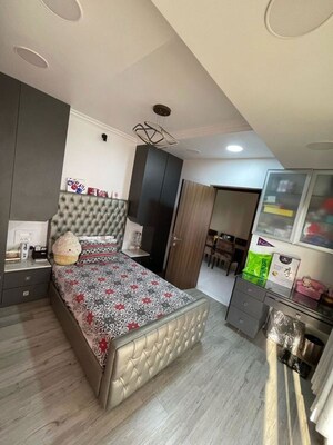 Bedroom in 6+ BHK Apartment at Tapovan CHS, Santacruz West – for Sale