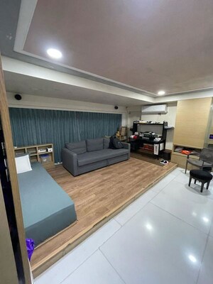 Team Area in 6+ BHK Apartment at Tapovan CHS, Santacruz West – for Sale