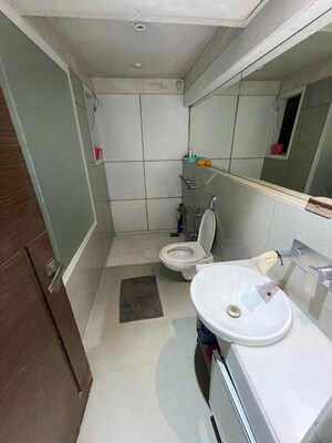 Bathroom in 6+ BHK Apartment at Tapovan CHS, Santacruz West – for Sale