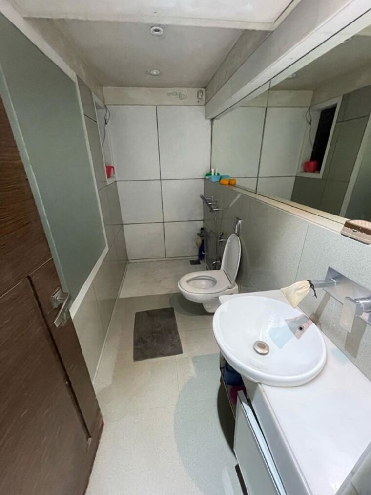 Bathroom, tapovan-chs 6+ Bedroom 4000 Sq.Ft. Apartment In Santacruz West Mumbai 10574845