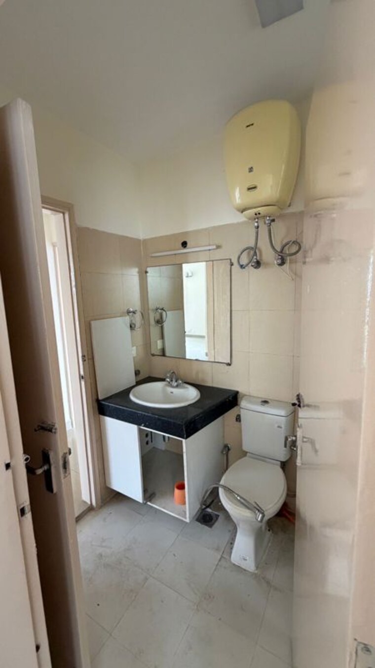 Bathroom, pioneer-park-phase-1 3 Bedroom 1670 Sq.Ft. Apartment In Sector 61 Gurgaon 10574860