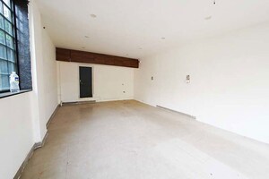 Room in  Shop at Ravet – for Rent